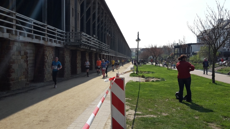 20160410_121431.jpg - Gerade findet hier ein Marathonlauf statt, der entlang dem Gradierwerk verläuft.