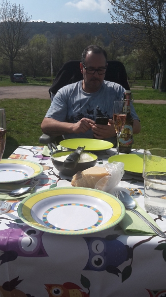 20160410_140200.jpg - Mittags macht Anne leckere Spaghetti mit Tomatensoße und Reibekäse... SAULECKER! :-)