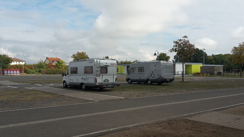 20161009_120000.jpg - Letztendlich sind wir in Osthofen auf dem Stellplatz an der Wonnegauhalle gelandet, wo wir eine ruhige Nacht verbrachten.