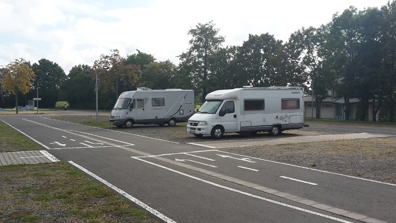 20161009_120044.jpg - Der Stellplatz ist kostenlos. Es gibt Strom am Automaten sowie eine Ver- und Entsorgung am Platz.