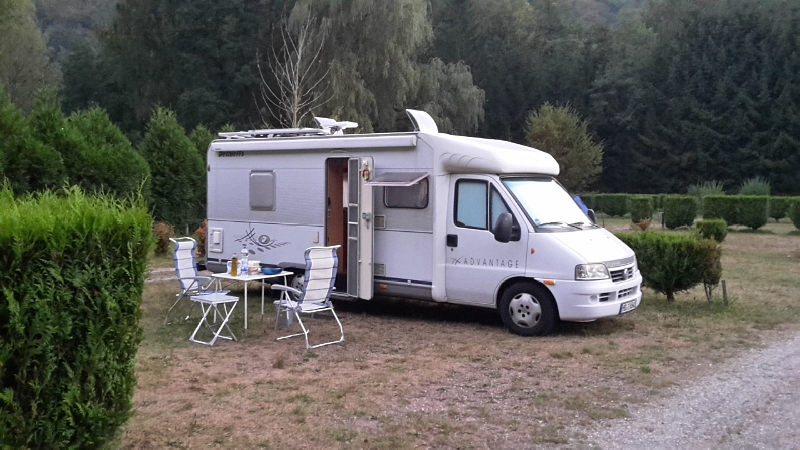 20160909_200612.jpg - So gegen 20 Uhr sind wir in Lembach auf dem Campingplatz eingetrudelt. Die Rezeption ist nicht mehr besetzt und anrufen könne wir auch niemand weil wir kein Netz haben!?!? Wir fahren einfach durch die noch offene Schranke und finden einen schönen Platz.Keine zwei Minuten später stehen Tisch, Stühle und Grill bereit! Achja, der Wein ist auch schon eingeschenkt! ;-)