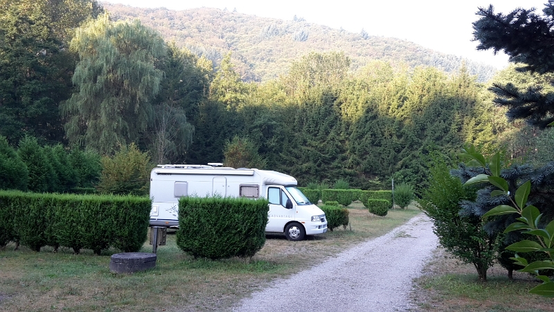 20160910_084133.jpg - Wir stehen richtig schön. Normalerweise sind wir ungern auf Campingplätze weil die schlichtweg zu teuer sind. Da wir weder Strom noch Toiletten oder Duschen benötigen ist das für uns eigentlich totaler quatsch dass wir so um die €35 pro Nacht dafür bezahlen, dass wir nur "da stehen"...Hier kostest die Nacht allerdings nur €15,20 für uns beide mit Womo (ohne Strom). Der Badesee ist kostenlos und die Lage unmittelbar am 7-Burgen-Wanderweg ist für uns aber genau das Richtige!!!