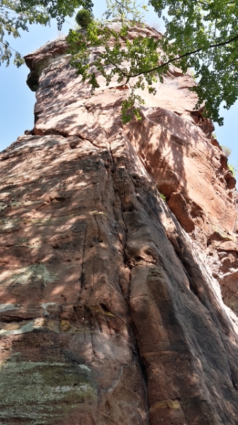 20160910_110904_Richtone(HDR).jpg - Nach einem sehr steilen Aufstieg stehen wir plötzlich vor einen riesige Felsen! *WOW*