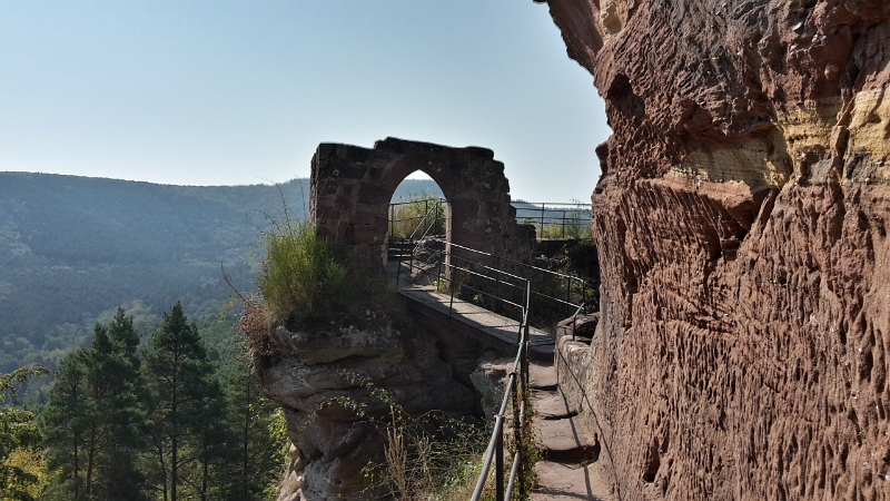 20160910_112336_Richtone(HDR).jpg - Über diese Brücke gelangt man auf die "Vorburg". Genau dies ist der Fels, den wir vorher von unten bestaunten.