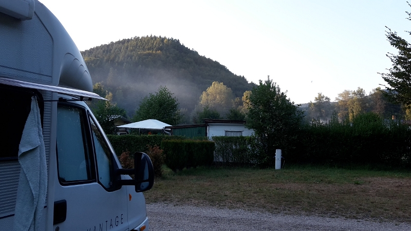 20160910_185943.jpg - Auf dem Platz riecht es nach Holzkohlegrill!?!? Feuer verboten steht am Campingplatzeingang... Typisch Frankreich, keine Sau juckt's... Schön!!! ;-)