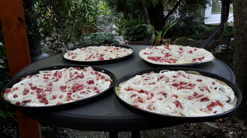 20160911_185032.jpg - ...um am Abend vier kleine selbstgemachte Flammkuchen auf den Grill zu werfen. Tja, nach so viel "Frooonkreisch" muss das einfach sein! ;-)