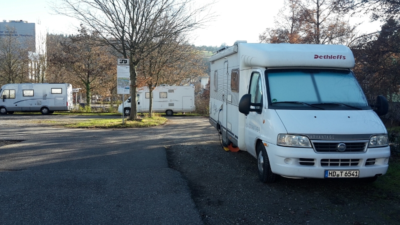 20161210_132153.jpg - Der Stellplatz im Osten der Stadt am Enzauenpark ist nicht sonderlich schön aber für einen Besuch der Stadt echt praktisch. Wir haben es zu Fuß auf den Weihnachtsmarkt ca. 2km.Der Stellplatz ist kostenlos, Strom gibt es für €0,50 pro Kw. Eine V/E-Anlage gibt es in ca. 300m entfernung hinter dem Kraftwerk.