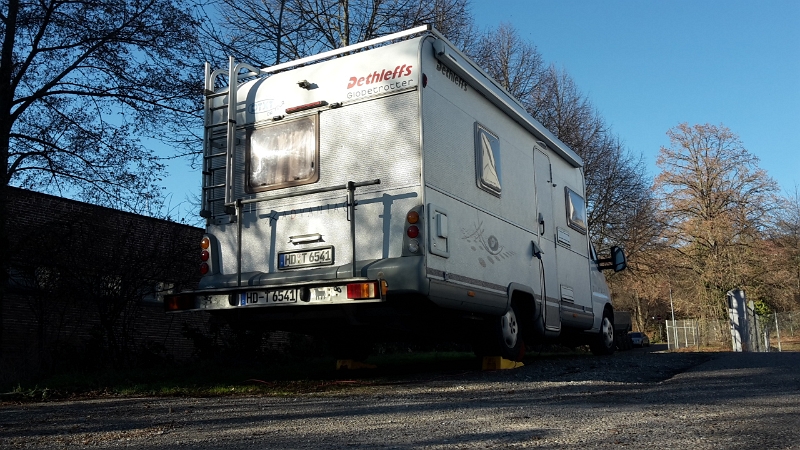 20161210_132248.jpg - Der Platz ist sehr schief weshalb man unbedingt Auffahrkeile braucht um halbwegs gerade zu stehen.