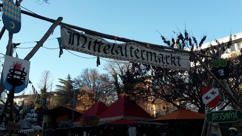 20161210_152750.jpg - Ein paar Meter neben dem "normalen" Weihnachtsmarkt finden wir einen echt schönen Mittelaltermarkt.