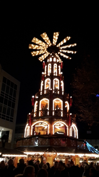 20161210_171532.jpg - Hmmm... Oben in der Pyramide sitzen Leute?!?!