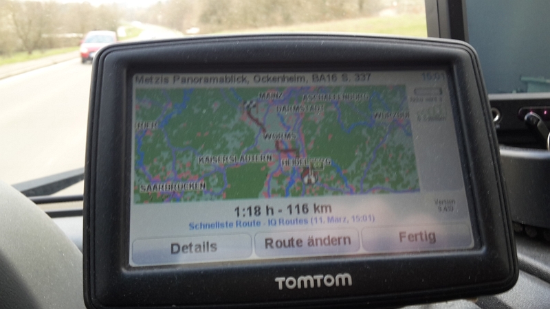 20160311_150121.jpg - Freitag 15:00 Uhr, wir wollen uns dieses Wochenende mit Freunden in Ockenheim treffen. Das Navi ist bereits auf den Stellplatz "Metzis Panoramablick" eingestellt. Da ich noch Biene auf Arbeit abholen muss, werden wir in ca. 1½ Std. dort! :-)