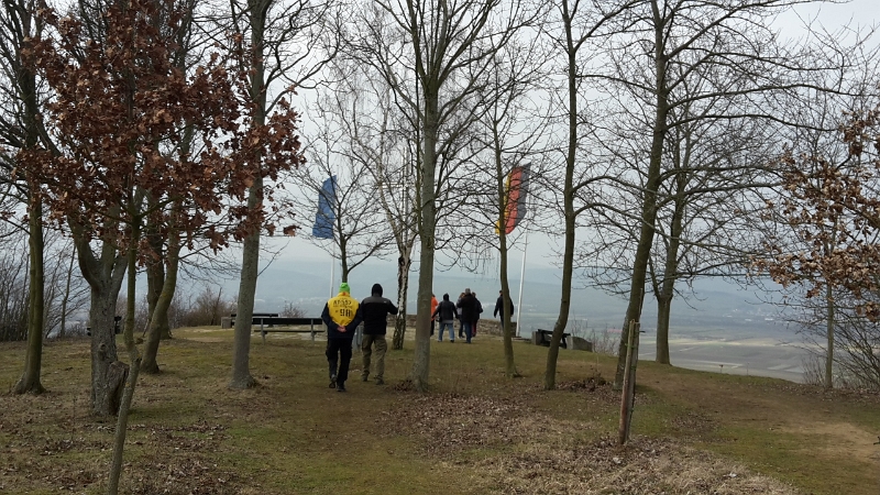 20160312_133552.jpg - Jetzt haben wir den nächsten Aussichtspunkt am Friedenskreuz erreicht.