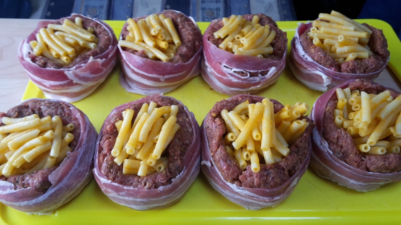 20160312_145635.jpg - Ich werfe Mac'n'Cheese-Beer-Can-Bacon-Burger auf den Grill. Im Prinzip sind das Hackfleischbecher mit Käse-Nudeln gefüllt und Speck umwickelt, auf gut Deutsch! ;-)