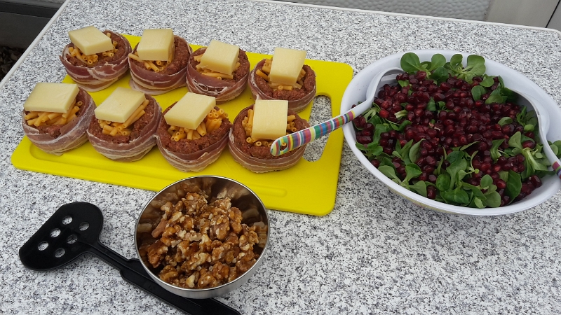 20160312_151847.jpg - Biene macht dazu noch einen Feldsalat mit Granatapfelkernen und  Honig-Senf-Dressing sowie kandierten Walnüssen.