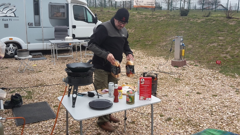 20160312_153626.jpg - Rotschi verwöhnt uns heute mit typisch Amerikanischen Cheese-Burgern vom Grill.