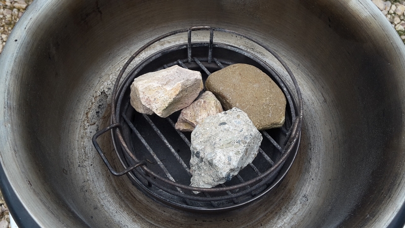 20160312_153944.jpg - Dirk versucht heute mit der Paleo-Steinzeit-Methode zu grillen :-)