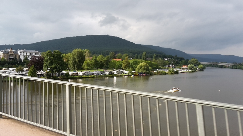 20160812_181406.jpg - Von der Brücke aus, sehen wir bereits den Campingplatz sowie rechts daneben den kleinen Sportboothafen. Irgendwo dazwischen ist der Stellplatz.