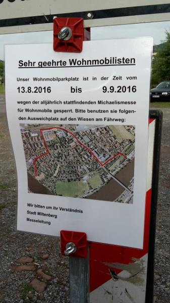 20160812_182224.jpg - Am Stellplatz angekommen entdecken wir dieses Schild! Wegen der Michaelismesse ist der Platz ab morgen gespeert.Gefallen hat uns der Platz eh nicht...