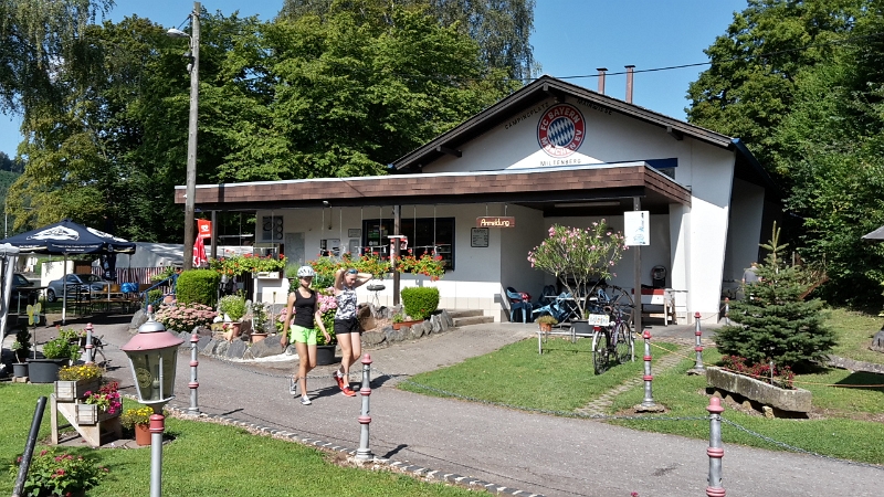 20160813_104433_Richtone(HDR).jpg - ...und kommen über den Campingplatz...