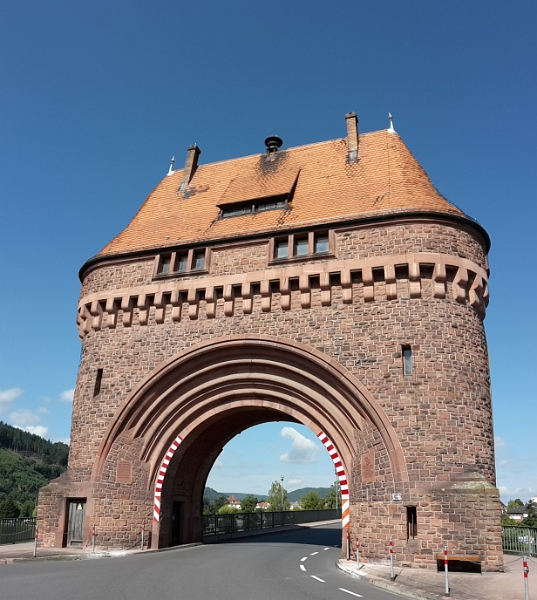 20160813_105418.jpg - Das Torhaus der Mainbrücke.