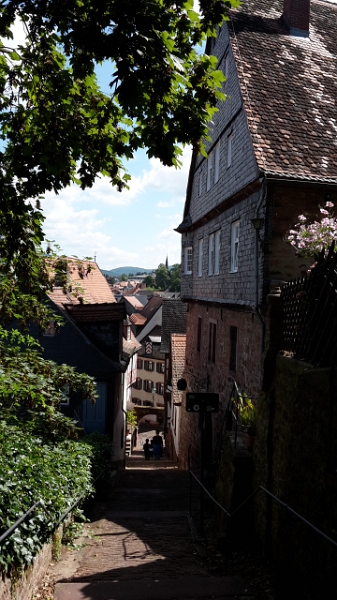 20160813_113457.jpg - Wir laufen nun hoch zur Burg.