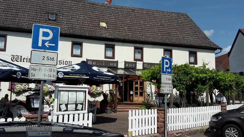 20160814_115825.jpg - Unterwegs machen wir an der "Brezel" in Großheubach halt...