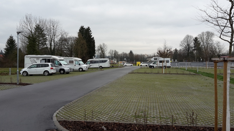 20160213_124824.jpg - Auf dem Stellplatz am Freibad angekommen. Sehr gut ausgestatteter Platz, es gibt alles was das Womoherz begehrt. Strom, V/E riesige Stellflächen, sogar Wlan. Der Platz kostet €6,00 für 24Std. Strom €0,50 pro 1KwH. Frischwasser 100l für €1,00. Entsorgen ist kostenlos.