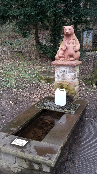 20160214_131813.jpg - Unterwegs machen wir an einer Quelle halt und holen frische Wasser für unser Aquarium.