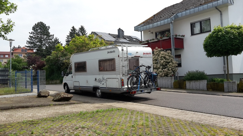 20160513_133853.jpg - Eine Stunde später steht das Dixi bereits fertig beladen für das lange vor uns liegende Wochenende.Wir wollen uns mit unseren Freunden in Meißenheim im Ortenaukreis treffen.