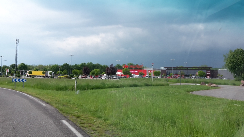 20160513_165310.jpg - Nachdem Biene um 15 Uhr Feierabend machte, sind wir nun in Frankreich an einem Carrefour-Supermarkt angekommen.