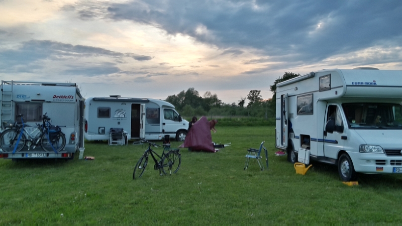 20160513_205608_Richtone(HDR).jpg - Uschi & Wolfi sind bereits seit heute mittag hier und haben bereits auf uns gewartet. :-)Da es momentan nicht regnet bauen wir schnell unser "Vereins-Puffilon" auf...