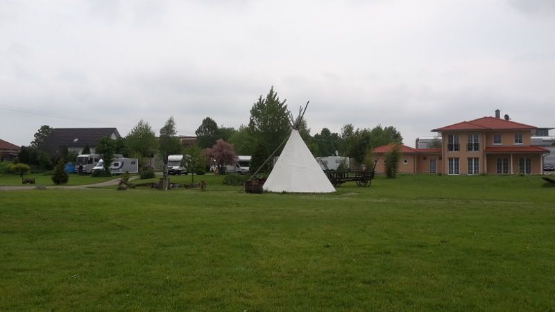 20160514_113704.jpg - Dieses Tipi könnten wir auch benutzen. Es gibt sogar Strom und einen Feuerkorb im inneren!