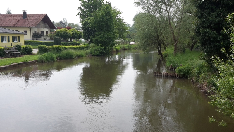 20160514_150004.jpg - Mitten im Ort fließt der Mühlbach.