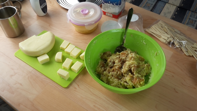 20160515_120713.jpg - Danach bereiten wir die "bayrischen Handgranaten" vor. Dazu vermischen wir Laugenbrezeln vom Vortag mit Parmesan, Milch und flüssiger Butter.Daraus werden "Knödel" geformt, die mit einem Stück Käse gefüllt werden...