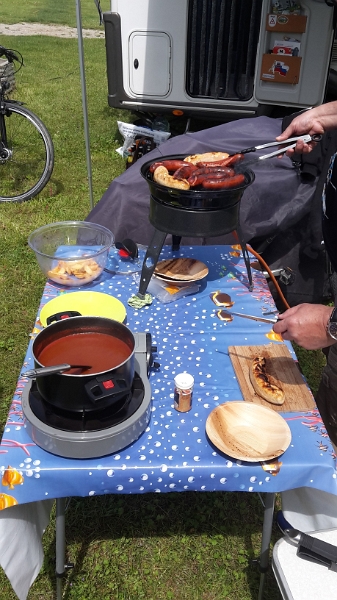 20160515_133206.jpg - Anne und Rotscher starten mit Currywurst und Pommes.