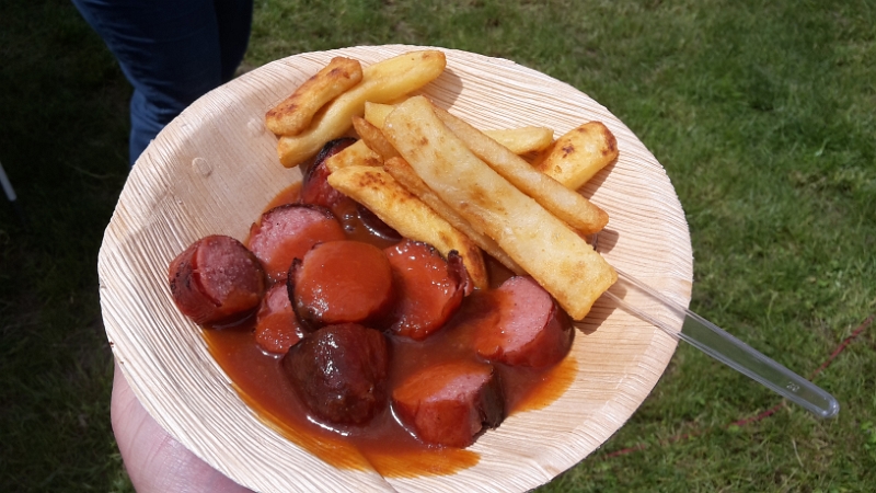 20160515_133215.jpg - Wow, selbstgemachte Sauce und 'ne sehr gute Wurst. Dazu leckere Pommes!