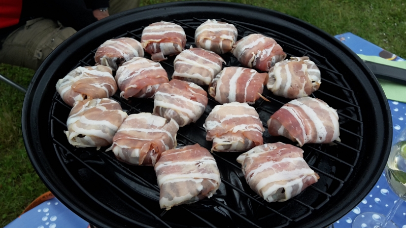 20160515_140356.jpg - Biene und ich werfen einen Zwischengang auf den Grill. Mit Bacon umwickelte Oreo-Kekse! Wir finden die Dinger zum reinknien!