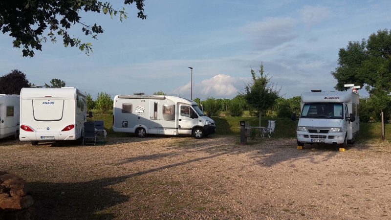 20160715_193917.jpg - Später kam der "Horst Pferdinand" dazu und die Wagenburg ist komplett. Auf dem Bild ist niemand zu sehen, weil wir auf dem Weg in ein Restaurant sind, welches hier um die Ecke ist.