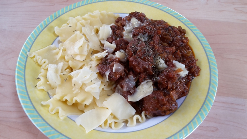 20160416_164217.jpg - ...fast 3 Stunden später ist das Ragout fertig und sowas von zart und weich... Lecker! Il Leckero al Pozzoporky... oder so... :-)