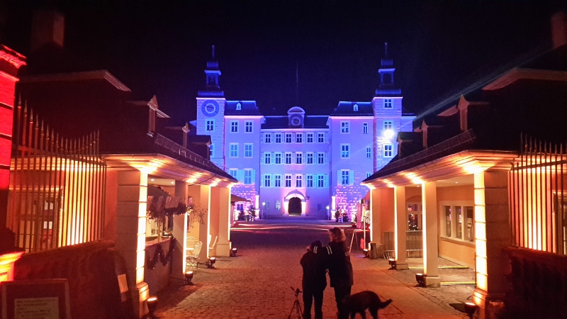 20161216_214856.jpg - Am Schwetzinger Schloß angekommen... Achja, warum bin ich überhaupt hier und wo ist eigentlich Biene?!?!Aaaalsooo... Biene ist auf der Weihnachtsfeier ihrer Firma, die hier im "Langen Saal" im Schloß stattfindet. So gegen 22 Uhr soll diese in etwa zu Ende sein und da wir dieses Wochenende wieder mit dem Dixi einen Weihnachtsmarkt besuchen wollen, fahren wir im Anschluß nach Neustadt (so der Plan!)