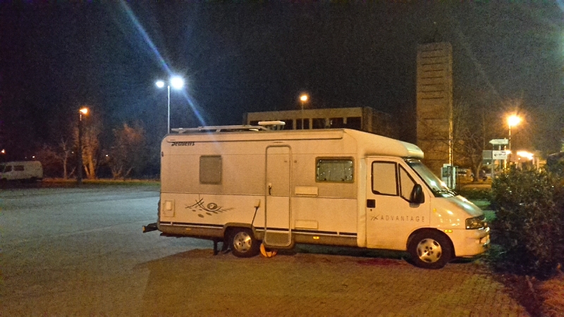 20161216_232742.jpg - ...zack, keine 45 Minuten später stehen wir auf dem Stellplatz in Neustadt an der Weinstraße.