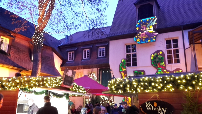 20161217_164019.jpg - Wir kommen auf den Weihnachtsmarkt bzw. "Märktchen". Wir entdecken in einigen Innenhöfen bzw. kleineren Plätzen viele liebevoll gestalltete Stände wo es allerlei "leckeres" und "schönes" gibt.