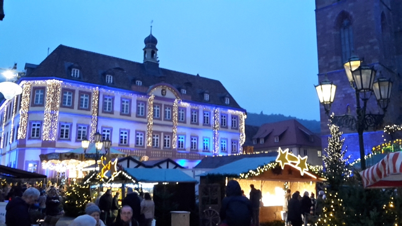 20161217_164650.jpg - Nun haben wir den Marktplatz erreicht wo der "Haupt-Weihnachtsmarkt" ist.