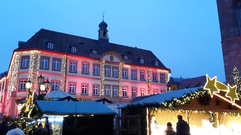 20161217_164726.jpg - Wie das Schwetzinger Schloß wird hier auch das Rathaus mit wechselnden Lichtern beleuchtet.