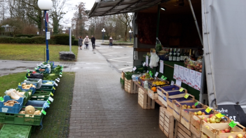 20160220_155430.jpg - Auf dem "Heimweg" haben wir ein paar Äpfel und ein Säckchen Kartoffeln gekauft! :-)