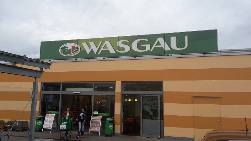 20160819_185216.jpg - Wir haben an einem "Wasgau"-Supermarkt halt gemacht.