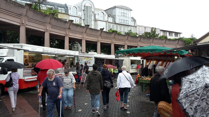 20160820_115205.jpg - Auf dem Exerzierplatz schlendern wir über den Markt.