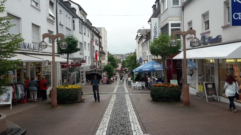 20160820_120106.jpg - Nun geht's in die Hauptstraße (Fußgängerzone).