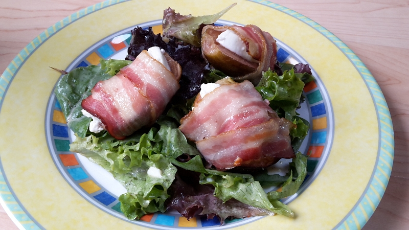 20160820_145642.jpg - Zum Abendessen gibt es frische Feigen aus Mama Müller's Garten mit Ziegenfrischkäse in Bacon auf Salat. WOW!