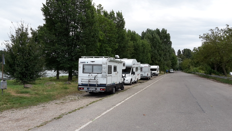 20160821_140406.jpg - Hier stehen am Wochenende immer recht viele Womos...